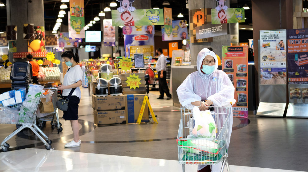 <p>Ilustrasi: Warga mengenakan APD usai berbelanja di supermarket tenant Lippo Mall Puri, Jakarta Barat, Rabu 3 Juni 2020/Foto: Ismail Pohan/TrenAsia</p>
