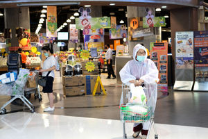<p>Ilustrasi: Warga mengenakan APD usai berbelanja di supermarket tenant Lippo Mall Puri, Jakarta Barat, Rabu 3 Juni 2020/Foto: Ismail Pohan/TrenAsia</p>
