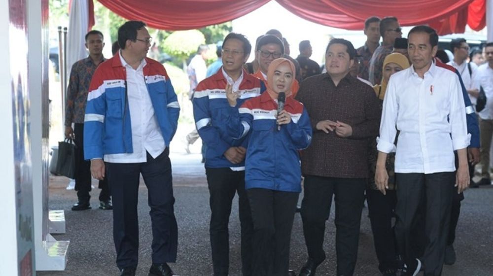 <p>Presiden Joko Widodo beserta Ibu Negara Iriana meninjau kilang PT Trans Pacific Petrochemical Indotama (TPPI) di Kecamatan Jenu, Kabupaten Tuban, pada Sabtu, 21 Desember 2019. Kawasan TPPI tersebut akan dikembangkan menjadi industri petrokimia nasional yang menghasilkan beragam produk turunan petrokimia dan produk Bahan Bakar Minyak (BBM). Turut mendampingi Presiden Jokowi dan Ibu Negara saat meninjau kilang TPPI adalah Menteri BUMN Erick Thohir, Menteri Sekretaris Negara Pratikno, Wakil Menteri BUMN Budi Gunadi Sadikin, dan Gubernur Jawa Timur Khofifah Indar Parawansa. Selain itu hadir pula Direktur Utama PT Pertamina (Persero) Nicke Widyawati, Komisaris Utama PT Pertamina (Persero) Basuki Tjahaja Purnama, Presiden Direktur PT TPPI Yulian Dekrie dan Direktur Utama PT Tuban Petro Sukriyanto. / Foto: BPMI Setpres/Kris</p>
