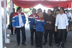 <p>Presiden Joko Widodo beserta Ibu Negara Iriana meninjau kilang PT Trans Pacific Petrochemical Indotama (TPPI) di Kecamatan Jenu, Kabupaten Tuban, pada Sabtu, 21 Desember 2019. Kawasan TPPI tersebut akan dikembangkan menjadi industri petrokimia nasional yang menghasilkan beragam produk turunan petrokimia dan produk Bahan Bakar Minyak (BBM). Turut mendampingi Presiden Jokowi dan Ibu Negara saat meninjau kilang TPPI adalah Menteri BUMN Erick Thohir, Menteri Sekretaris Negara Pratikno, Wakil Menteri BUMN Budi Gunadi Sadikin, dan Gubernur Jawa Timur Khofifah Indar Parawansa. Selain itu hadir pula Direktur Utama PT Pertamina (Persero) Nicke Widyawati, Komisaris Utama PT Pertamina (Persero) Basuki Tjahaja Purnama, Presiden Direktur PT TPPI Yulian Dekrie dan Direktur Utama PT Tuban Petro Sukriyanto. / Foto: BPMI Setpres/Kris</p>
