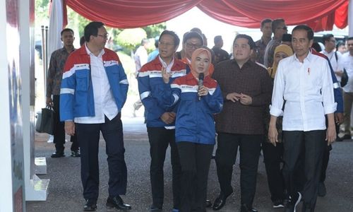 <p>Presiden Joko Widodo beserta Ibu Negara Iriana meninjau kilang PT Trans Pacific Petrochemical Indotama (TPPI) di Kecamatan Jenu, Kabupaten Tuban, pada Sabtu, 21 Desember 2019. Kawasan TPPI tersebut akan dikembangkan menjadi industri petrokimia nasional yang menghasilkan beragam produk turunan petrokimia dan produk Bahan Bakar Minyak (BBM). Turut mendampingi Presiden Jokowi dan Ibu Negara saat meninjau kilang TPPI adalah Menteri BUMN Erick Thohir, Menteri Sekretaris Negara Pratikno, Wakil Menteri BUMN Budi Gunadi Sadikin, dan Gubernur Jawa Timur Khofifah Indar Parawansa. Selain itu hadir pula Direktur Utama PT Pertamina (Persero) Nicke Widyawati, Komisaris Utama PT Pertamina (Persero) Basuki Tjahaja Purnama, Presiden Direktur PT TPPI Yulian Dekrie dan Direktur Utama PT Tuban Petro Sukriyanto. / Foto: BPMI Setpres/Kris</p>
