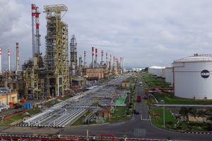 <p>Kilang minyak PT Pertamina (Persero) di Cilacap, Jawa Tengah. / Twitter @enamkosongsatu</p>
