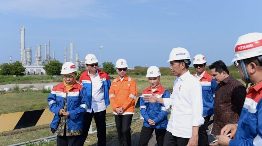<p>Presiden Joko Widodo beserta Ibu Negara Iriana meninjau kilang PT Trans Pacific Petrochemical Indotama (TPPI) di Kecamatan Jenu, Kabupaten Tuban, pada Sabtu, 21 Desember 2019. Kawasan TPPI tersebut akan dikembangkan menjadi industri petrokimia nasional yang menghasilkan beragam produk turunan petrokimia dan produk Bahan Bakar Minyak (BBM). Turut mendampingi Presiden Jokowi dan Ibu Negara saat meninjau kilang TPPI adalah Menteri BUMN Erick Thohir, Menteri Sekretaris Negara Pratikno, Wakil Menteri BUMN Budi Gunadi Sadikin, dan Gubernur Jawa Timur Khofifah Indar Parawansa. Selain itu hadir pula Direktur Utama PT Pertamina (Persero) Nicke Widyawati, Komisaris Utama PT Pertamina (Persero) Basuki Tjahaja Purnama, Presiden Direktur PT TPPI Yulian Dekrie dan Direktur Utama PT Tuban Petro Sukriyanto. / Foto: BPMI Setpres/Kris</p>
