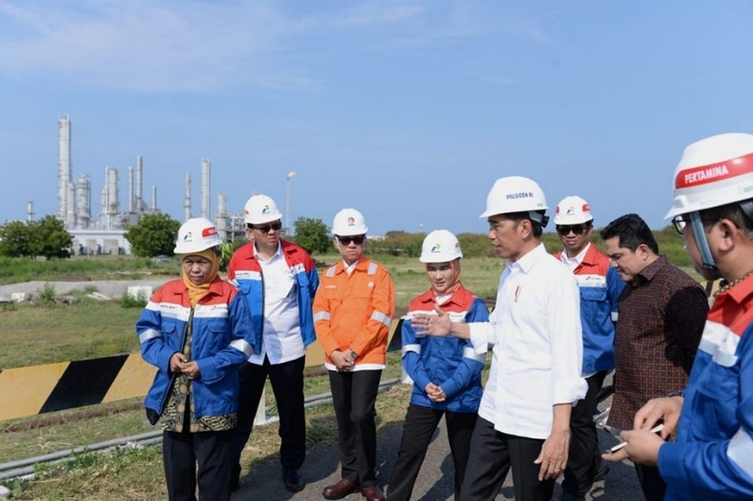 <p>Presiden Joko Widodo beserta Ibu Negara Iriana meninjau kilang PT Trans Pacific Petrochemical Indotama (TPPI) di Kecamatan Jenu, Kabupaten Tuban, pada Sabtu, 21 Desember 2019. Kawasan TPPI tersebut akan dikembangkan menjadi industri petrokimia nasional yang menghasilkan beragam produk turunan petrokimia dan produk Bahan Bakar Minyak (BBM). Turut mendampingi Presiden Jokowi dan Ibu Negara saat meninjau kilang TPPI adalah Menteri BUMN Erick Thohir, Menteri Sekretaris Negara Pratikno, Wakil Menteri BUMN Budi Gunadi Sadikin, dan Gubernur Jawa Timur Khofifah Indar Parawansa. Selain itu hadir pula Direktur Utama PT Pertamina (Persero) Nicke Widyawati, Komisaris Utama PT Pertamina (Persero) Basuki Tjahaja Purnama, Presiden Direktur PT TPPI Yulian Dekrie dan Direktur Utama PT Tuban Petro Sukriyanto. / Foto: BPMI Setpres/Kris</p>
