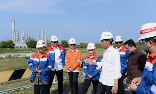 <p>Presiden Joko Widodo beserta Ibu Negara Iriana meninjau kilang PT Trans Pacific Petrochemical Indotama (TPPI) di Kecamatan Jenu, Kabupaten Tuban, pada Sabtu, 21 Desember 2019. Kawasan TPPI tersebut akan dikembangkan menjadi industri petrokimia nasional yang menghasilkan beragam produk turunan petrokimia dan produk Bahan Bakar Minyak (BBM). Turut mendampingi Presiden Jokowi dan Ibu Negara saat meninjau kilang TPPI adalah Menteri BUMN Erick Thohir, Menteri Sekretaris Negara Pratikno, Wakil Menteri BUMN Budi Gunadi Sadikin, dan Gubernur Jawa Timur Khofifah Indar Parawansa. Selain itu hadir pula Direktur Utama PT Pertamina (Persero) Nicke Widyawati, Komisaris Utama PT Pertamina (Persero) Basuki Tjahaja Purnama, Presiden Direktur PT TPPI Yulian Dekrie dan Direktur Utama PT Tuban Petro Sukriyanto. / Foto: BPMI Setpres/Kris</p>
