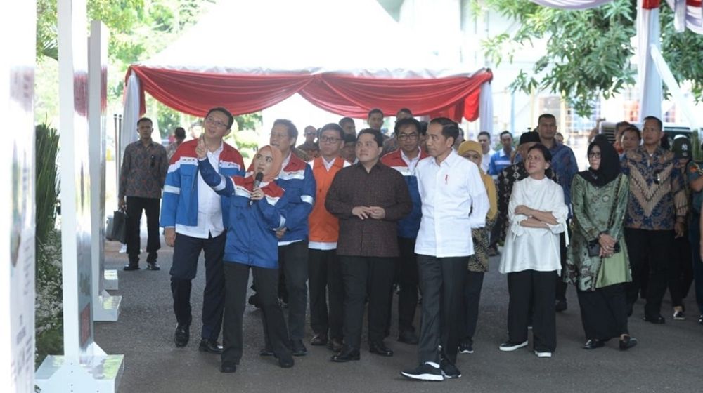 <p>Presiden Joko Widodo beserta Ibu Negara Iriana meninjau kilang PT Trans Pacific Petrochemical Indotama (TPPI) di Kecamatan Jenu, Kabupaten Tuban, pada Sabtu, 21 Desember 2019. Kawasan TPPI tersebut akan dikembangkan menjadi industri petrokimia nasional yang menghasilkan beragam produk turunan petrokimia dan produk Bahan Bakar Minyak (BBM). Turut mendampingi Presiden Jokowi dan Ibu Negara saat meninjau kilang TPPI adalah Menteri BUMN Erick Thohir, Menteri Sekretaris Negara Pratikno, Wakil Menteri BUMN Budi Gunadi Sadikin, dan Gubernur Jawa Timur Khofifah Indar Parawansa. Selain itu hadir pula Direktur Utama PT Pertamina (Persero) Nicke Widyawati, Komisaris Utama PT Pertamina (Persero) Basuki Tjahaja Purnama, Presiden Direktur PT TPPI Yulian Dekrie dan Direktur Utama PT Tuban Petro Sukriyanto. / Foto: BPMI Setpres/Kris</p>
