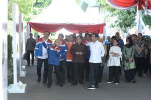 <p>Presiden Joko Widodo beserta Ibu Negara Iriana meninjau kilang PT Trans Pacific Petrochemical Indotama (TPPI) di Kecamatan Jenu, Kabupaten Tuban, pada Sabtu, 21 Desember 2019. Kawasan TPPI tersebut akan dikembangkan menjadi industri petrokimia nasional yang menghasilkan beragam produk turunan petrokimia dan produk Bahan Bakar Minyak (BBM). Turut mendampingi Presiden Jokowi dan Ibu Negara saat meninjau kilang TPPI adalah Menteri BUMN Erick Thohir, Menteri Sekretaris Negara Pratikno, Wakil Menteri BUMN Budi Gunadi Sadikin, dan Gubernur Jawa Timur Khofifah Indar Parawansa. Selain itu hadir pula Direktur Utama PT Pertamina (Persero) Nicke Widyawati, Komisaris Utama PT Pertamina (Persero) Basuki Tjahaja Purnama, Presiden Direktur PT TPPI Yulian Dekrie dan Direktur Utama PT Tuban Petro Sukriyanto. / Foto: BPMI Setpres/Kris</p>
