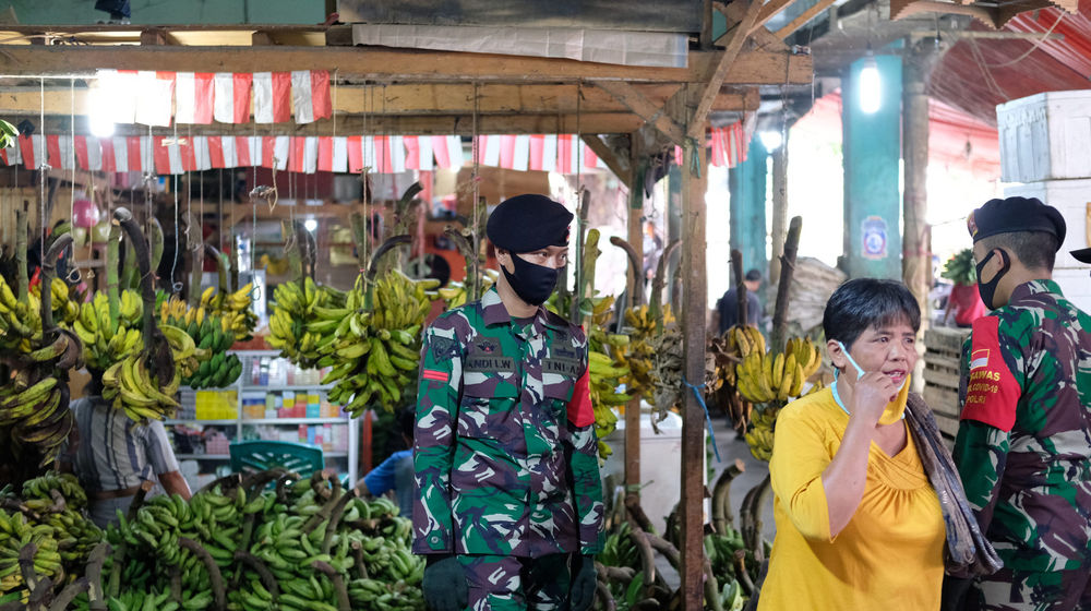 <p>Petugas gabungan TNI, Polri, dan Satpol PP melakukan peninjauan lapangan untuk penerapan protokol kesehatan para pedagang di Pasar Induk Kramat Jati, Jakarta Timur, Rabu 3 Juni 2020. Peninjauan lapangan dilakukan oleh satuan tugas gugus penanganan COVID-19 untuk menghimbau pedagang dan warga yang beraktivitas di area pasar tetap memperhatikan protokol kesehatan dengan menggunakan masker dan menjaga jarak untuk memutus penyebaran virus corona, terutama di wilayah  yang termasuk dalam zona merah. Foto: Ismail Pohan/TrenAsia</p>
