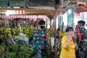 <p>Petugas gabungan TNI, Polri, dan Satpol PP melakukan peninjauan lapangan untuk penerapan protokol kesehatan para pedagang di Pasar Induk Kramat Jati, Jakarta Timur, Rabu 3 Juni 2020. Peninjauan lapangan dilakukan oleh satuan tugas gugus penanganan COVID-19 untuk menghimbau pedagang dan warga yang beraktivitas di area pasar tetap memperhatikan protokol kesehatan dengan menggunakan masker dan menjaga jarak untuk memutus penyebaran virus corona, terutama di wilayah  yang termasuk dalam zona merah. Foto: Ismail Pohan/TrenAsia</p>
