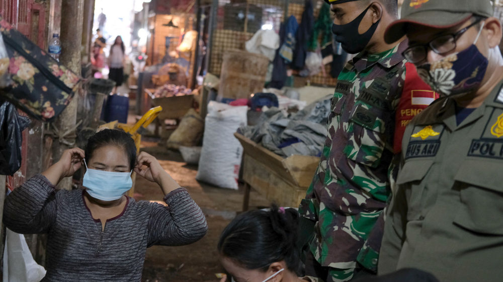 <p>Petugas gabungan TNI, Polri, dan Satpol PP melakukan peninjauan lapangan untuk penerapan protokol kesehatan para pedagang di Pasar Induk Kramat Jati, Jakarta Timur, Rabu 3 Juni 2020. Peninjauan lapangan dilakukan oleh satuan tugas gugus penanganan COVID-19 untuk menghimbau pedagang dan warga yang beraktivitas di area pasar tetap memperhatikan protokol kesehatan dengan menggunakan masker dan menjaga jarak untuk memutus penyebaran virus corona, terutama di wilayah yang termasuk dalam zona merah. Foto: Ismail Pohan/TrenAsia</p>