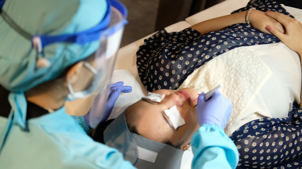 <p>Dokter Maria Fransisca Liu melayani pelanggan di ruang treatment Klinik Kecantikan ERHA di Jakarta, Jum’at 19 Juni 2020. Foto: Ismail Pohan/TrenAsia</p>
