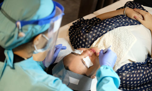 <p>Dokter Maria Fransisca Liu melayani pelanggan di ruang treatment Klinik Kecantikan ERHA di Jakarta, Jum’at 19 Juni 2020. Foto: Ismail Pohan/TrenAsia</p>
