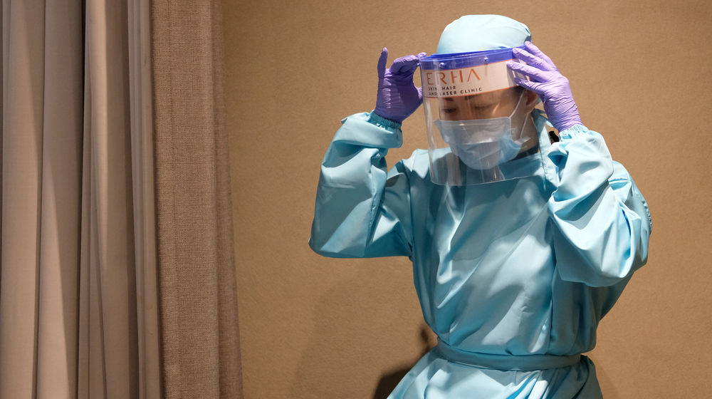 <p>Dokter Maria Fransisca Liu (kanan) bersiap melayani pelanggan di ruang treatment Klinik Kecantikan ERHA di Jakarta, Jum’at 19 Juni 2020. Memasuki tahapan New Normal klinik kecantikan ERHA menerapkan Clinic Safety Commitment, seperti mewajibkan seluruh staf dan dokter yang bertugas untuk melakukan pengecekan suhu dan menggunakan APD selama melayani pelanggan. Pihak klinik juga melakukan penyemprotan disinfektan [&hellip;]</p>
