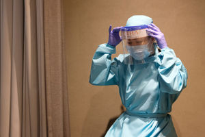 <p>Dokter Maria Fransisca Liu (kanan) bersiap melayani pelanggan di ruang treatment Klinik Kecantikan ERHA di Jakarta, Jum’at 19 Juni 2020. Memasuki tahapan New Normal klinik kecantikan ERHA menerapkan Clinic Safety Commitment, seperti mewajibkan seluruh staf dan dokter yang bertugas untuk melakukan pengecekan suhu dan menggunakan APD selama melayani pelanggan. Pihak klinik juga melakukan penyemprotan disinfektan [&hellip;]</p>
