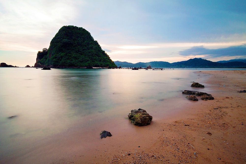 <p>Ilustrasi: Pulau Merah Banyuwangi/ pegipegi.com</p>
