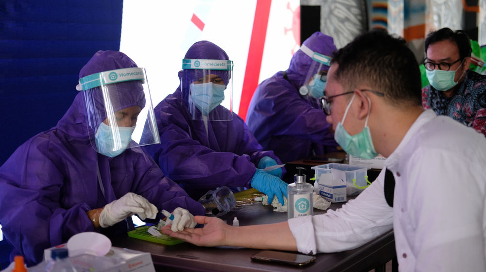 Warga mengikuti Rapid Test Gratis di terowongan Jalan Kendal, Sudirman, Jakarta, Senin 8 Juni 2020.
