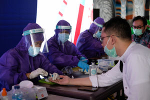 Warga mengikuti Rapid Test Gratis di terowongan Jalan Kendal, Sudirman, Jakarta, Senin 8 Juni 2020.