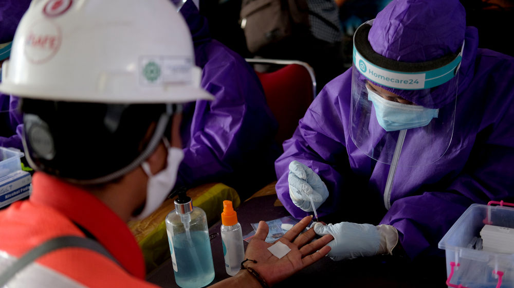 <p>Ilustrasi: Warga mengantre untuk mengikuti Rapid Test Gratis di terowongan Jalan Kendal, Sudirman, Jakarta, Senin 8 Juni 2020. Hari pertama dibuka nya perkantoran, warga pengguna transportasi publik mengikuti rapid test gratis yang diadakan swasta bekerjasama dengan Kementerian Kesehatan dan BNPB guna menekan penyebaran COVID-19. Foto: Ismail Pohan/TrenAsia</p>
