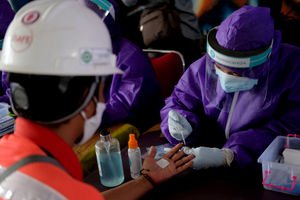 <p>Ilustrasi: Warga mengantre untuk mengikuti Rapid Test Gratis di terowongan Jalan Kendal, Sudirman, Jakarta, Senin 8 Juni 2020. Hari pertama dibuka nya perkantoran, warga pengguna transportasi publik mengikuti rapid test gratis yang diadakan swasta bekerjasama dengan Kementerian Kesehatan dan BNPB guna menekan penyebaran COVID-19. Foto: Ismail Pohan/TrenAsia</p>
