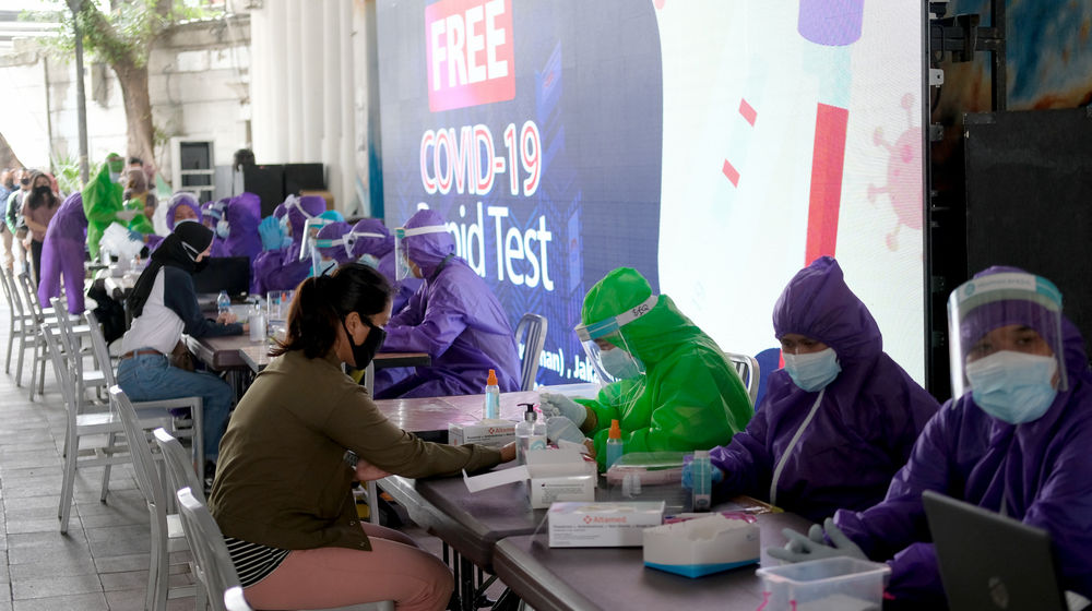 <p>Warga mengikuti Rapid Test Gratis di terowongan Jalan Kendal, Sudirman, Jakarta, Senin 8 Juni 2020. Hari pertama dibuka nya perkantoran, warga pengguna transportasi publik mengikuti rapid test gratis yang diadakan swasta bekerjasama dengan Kementerian Kesehatan dan BNPB guna menekan penyebaran COVID-19. Foto: Ismail Pohan/TrenAsia</p>