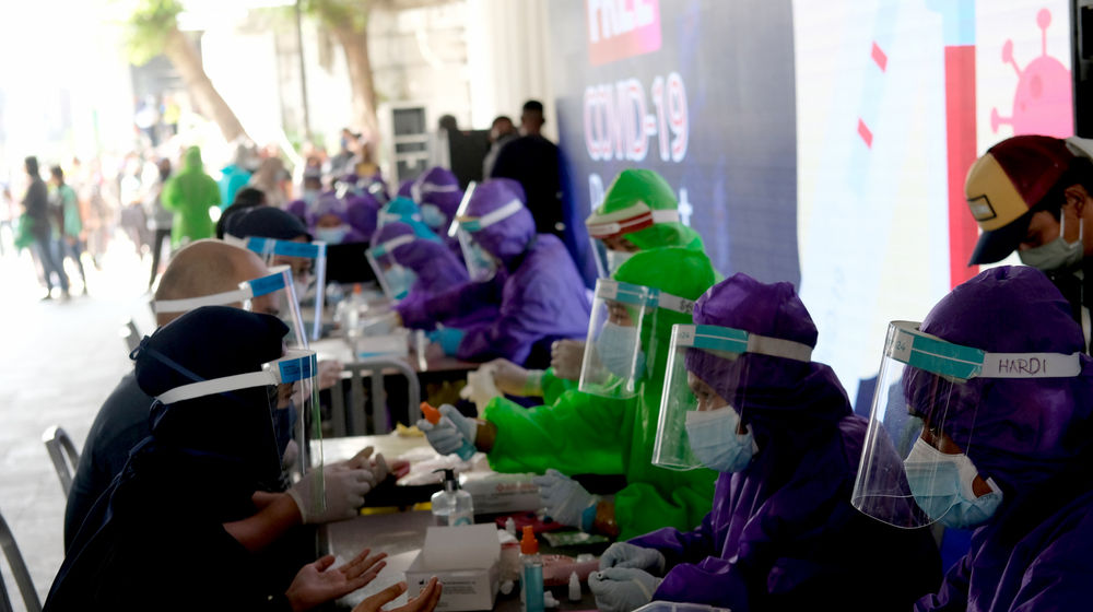 <p>Warga mengikuti Rapid Test Gratis di terowongan Jalan Kendal, Sudirman, Jakarta, Senin 8 Juni 2020. Hari pertama dibuka nya perkantoran, warga pengguna transportasi publik mengikuti rapid test gratis yang diadakan swasta bekerjasama dengan Kementerian Kesehatan dan BNPB guna menekan penyebaran COVID-19. Foto: Ismail Pohan/TrenAsia</p>
