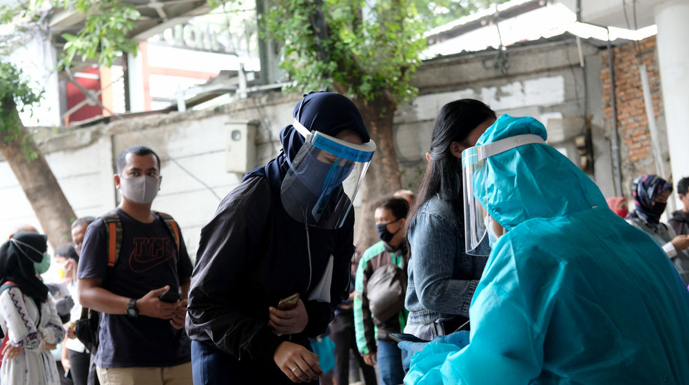 <p>Warga mengantre untuk mengikuti Rapid Test Gratis di terowongan Jalan Kendal, Sudirman, Jakarta, Senin 8 Juni 2020. Hari pertama dibuka nya perkantoran, warga pengguna transportasi publik mengikuti rapid test gratis yang diadakan swasta bekerjasama dengan Kementerian Kesehatan dan BNPB guna menekan penyebaran COVID-19. Foto: Ismail Pohan/TrenAsia</p>