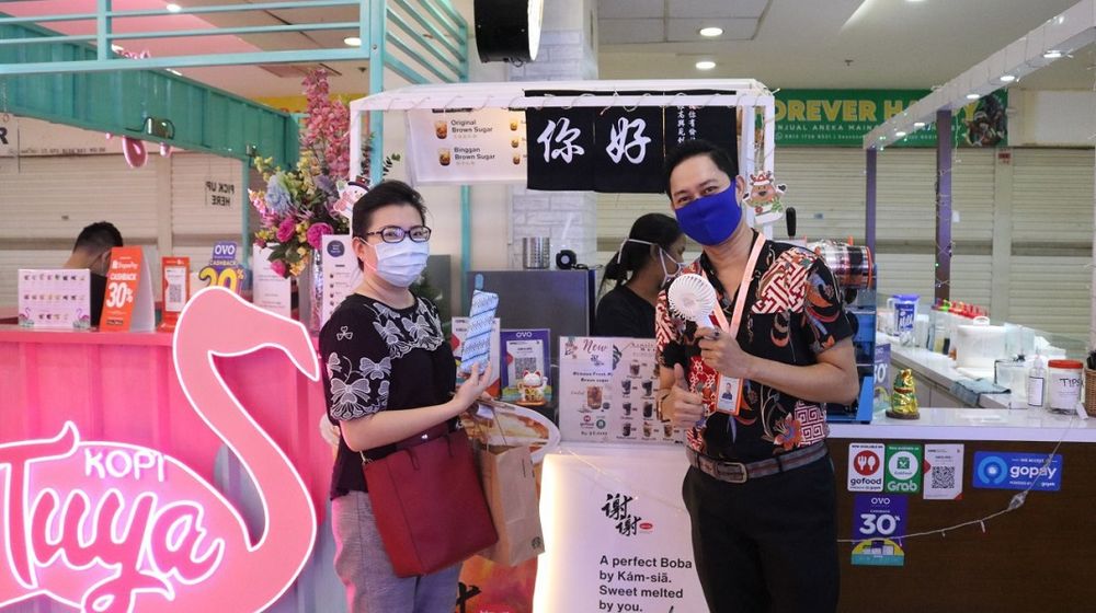 <p>Salah satu pengunjung yang mendapatkan kejutan dari pengelola Trade Mall Seasons City / Dok. TM Seasons City</p>