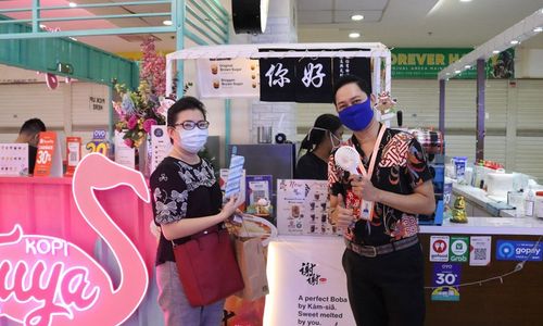 <p>Salah satu pengunjung yang mendapatkan kejutan dari pengelola Trade Mall Seasons City / Dok. TM Seasons City</p>
