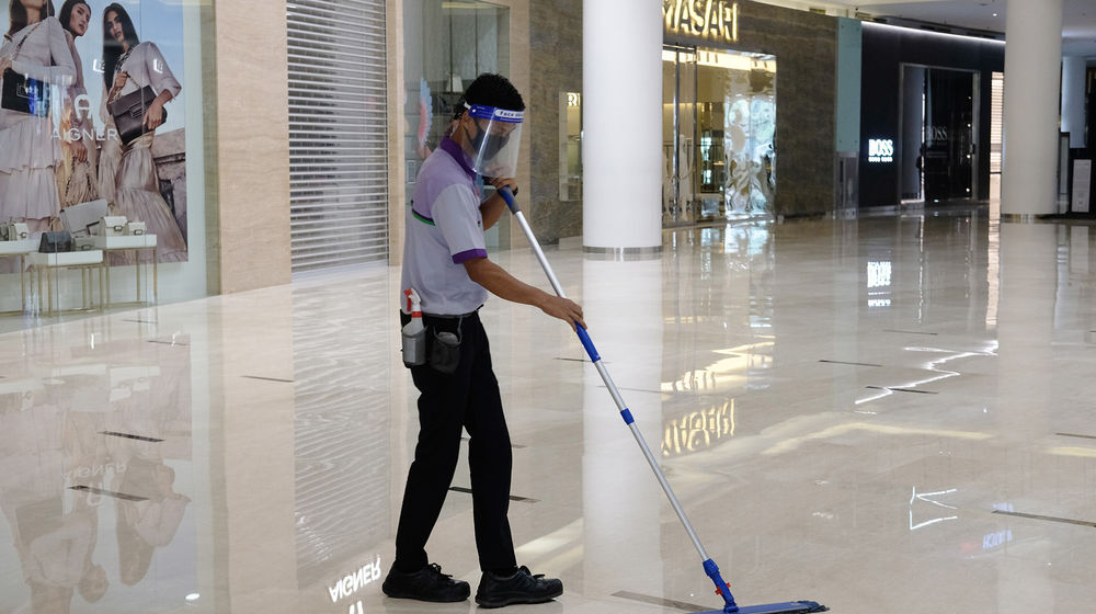 <p>Petugas kebersihan mengepel lantai di area Senayan City Mall, Jakarta, Selasa 9 Juni 2020. Senayan City siap menyambut pengunjung kembali pada Senin, 15 Juni 2020 dengan menerapkan berbagai protokol pencegahan COVID-19 seperti penggunaan wajib masker, pengecekan suhu tubuh, penggunaan hand sanitizer, UV-C sterilizer untuk kantong belanja hingga tombol lift yang dapat beroperasi tanpa disentuh untuk kenyamanan pengunjung selama masa transisi dan seterusnya. Foto: Ismail Pohan/TrenAsia</p>