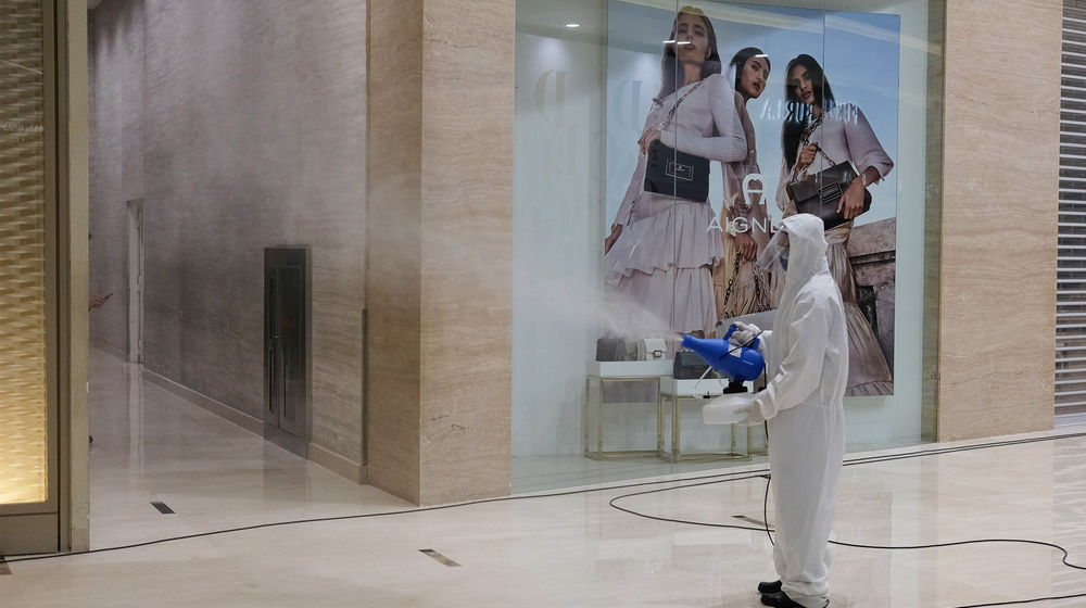 <p>Petugas menyemprotkan cairan disinfektan di area Senayan City Mall, Jakarta, Selasa 9 Juni 2020. Senayan City siap menyambut pengunjung kembali pada Senin, 15 Juni 2020 dengan menerapkan berbagai protokol pencegahan COVID-19 seperti penggunaan wajib masker, pengecekan suhu tubuh, penggunaan hand sanitizer, UV-C sterilizer untuk kantong belanja hingga tombol lift yang dapat beroperasi tanpa disentuh untuk kenyamanan pengunjung selama masa transisi dan seterusnya. Foto: Ismail Pohan/TrenAsia</p>
