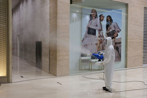 <p>Petugas menyemprotkan cairan disinfektan di area Senayan City Mall, Jakarta, Selasa 9 Juni 2020. Senayan City siap menyambut pengunjung kembali pada Senin, 15 Juni 2020 dengan menerapkan berbagai protokol pencegahan COVID-19 seperti penggunaan wajib masker, pengecekan suhu tubuh, penggunaan hand sanitizer, UV-C sterilizer untuk kantong belanja hingga tombol lift yang dapat beroperasi tanpa disentuh untuk kenyamanan pengunjung selama masa transisi dan seterusnya. Foto: Ismail Pohan/TrenAsia</p>
