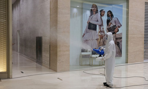 <p>Petugas menyemprotkan cairan disinfektan di area Senayan City Mall, Jakarta, Selasa 9 Juni 2020. Senayan City siap menyambut pengunjung kembali pada Senin, 15 Juni 2020 dengan menerapkan berbagai protokol pencegahan COVID-19 seperti penggunaan wajib masker, pengecekan suhu tubuh, penggunaan hand sanitizer, UV-C sterilizer untuk kantong belanja hingga tombol lift yang dapat beroperasi tanpa disentuh untuk kenyamanan pengunjung selama masa transisi dan seterusnya. Foto: Ismail Pohan/TrenAsia</p>