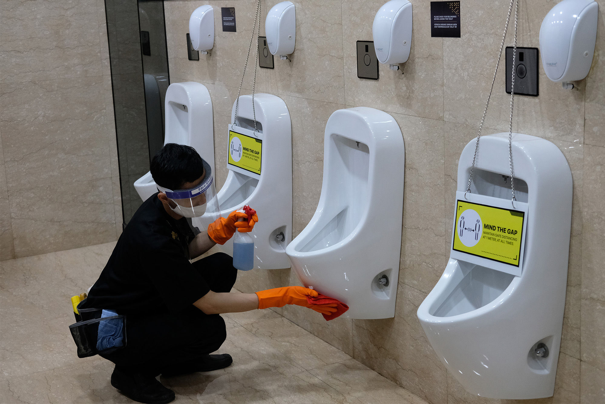 <p>Pekerja membersihkan area toilet di Senayan City, Jakarta, Selasa 9 Juni 2020. Senayan City siap menyambut pengunjung kembali pada Senin, 15 Juni 2020 dengan menerapkan berbagai protokol pencegahan COVID-19 seperti penggunaan wajib masker, pengecekan suhu tubuh, penggunaan hand sanitizer, UV-C sterilizer untuk kantong belanja hingga tombol lift yang dapat beroperasi tanpa disentuh untuk kenyamanan pengunjung [&hellip;]</p>
