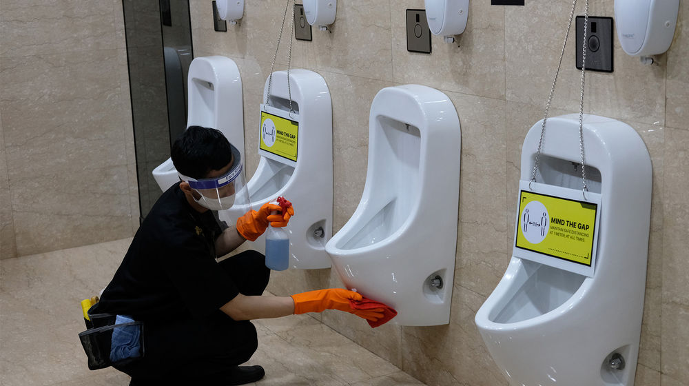 <p>Pekerja membersihkan area toilet di Senayan City, Jakarta, Selasa 9 Juni 2020. Senayan City siap menyambut pengunjung kembali pada Senin, 15 Juni 2020 dengan menerapkan berbagai protokol pencegahan COVID-19 seperti penggunaan wajib masker, pengecekan suhu tubuh, penggunaan hand sanitizer, UV-C sterilizer untuk kantong belanja hingga tombol lift yang dapat beroperasi tanpa disentuh untuk kenyamanan pengunjung [&hellip;]</p>
