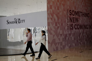 <p>Pengunjung melintas di area Senayan City Mall, Jakarta, Selasa 9 Juni 2020. Senayan City siap menyambut pengunjung kembali pada Senin, 15 Juni 2020 dengan menerapkan berbagai protokol pencegahan COVID-19 seperti penggunaan wajib masker, pengecekan suhu tubuh, penggunaan hand sanitizer, UV-C sterilizer untuk kantong belanja hingga tombol lift yang dapat beroperasi tanpa disentuh untuk kenyamanan pengunjung selama masa transisi dan seterusnya. Foto: Ismail Pohan/TrenAsia</p>
