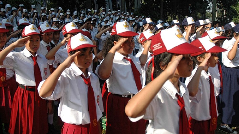 Pelajar SD, SMP, dan SMA tengah mengikuti upacara di sekolah. 