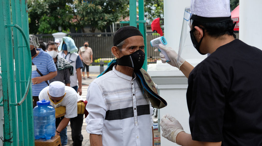 <p>Ilustrasi: Petugas melakukan pengecekan suhu tubuh jamaah sebelum memasuki area masjid untuk mengikuti ibadah salat Jumat di Masjid Cut Meutia, Menteng, Jakarta, Juni 2020/. Foto: Ismail Pohan/TrenAsia</p>
