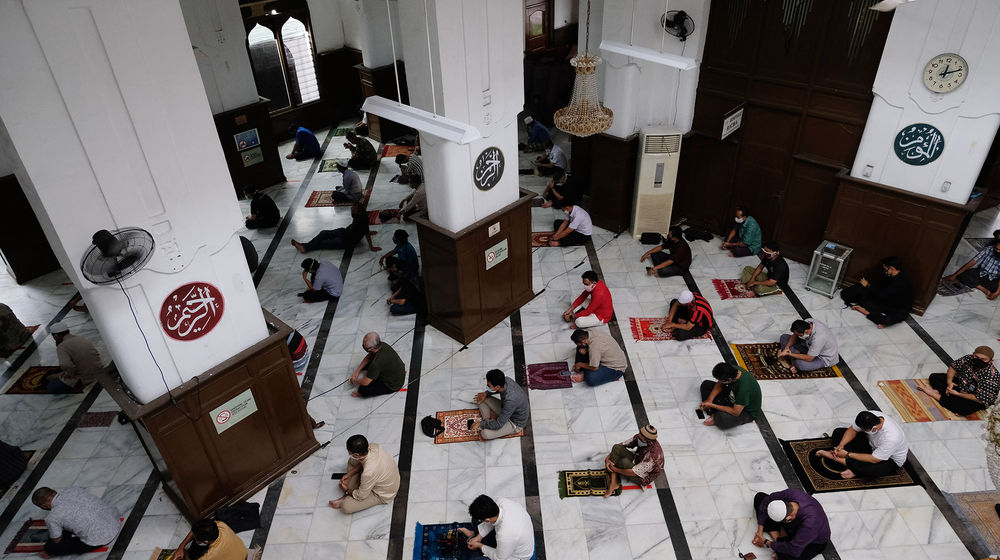<p>Umat Muslim mengikuti ibadah sholat Jum’at di Masjid Cut Meutia, Menteng, Jakarta, Jum’at 5 Juni 2020. Masjid Cut Meutia kembali menyelenggarakan ibadah sholat Jumat dengan menerapkan protokol kesehatan pencegahan COVID-19 dimana jumlah jamaah yang mengikuti ibadah dibatasi, pengecekan suhu tubuh, wajib mengenakan masker, dan mengatur jarak syaf satu meter antarjamaah. Foto: Ismail Pohan/TrenAsia</p>

