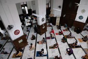 <p>Umat Muslim mengikuti ibadah sholat Jum’at di Masjid Cut Meutia, Menteng, Jakarta, Jum’at 5 Juni 2020. Masjid Cut Meutia kembali menyelenggarakan ibadah sholat Jumat dengan menerapkan protokol kesehatan pencegahan COVID-19 dimana jumlah jamaah yang mengikuti ibadah dibatasi, pengecekan suhu tubuh, wajib mengenakan masker, dan mengatur jarak syaf satu meter antarjamaah. Foto: Ismail Pohan/TrenAsia</p>
