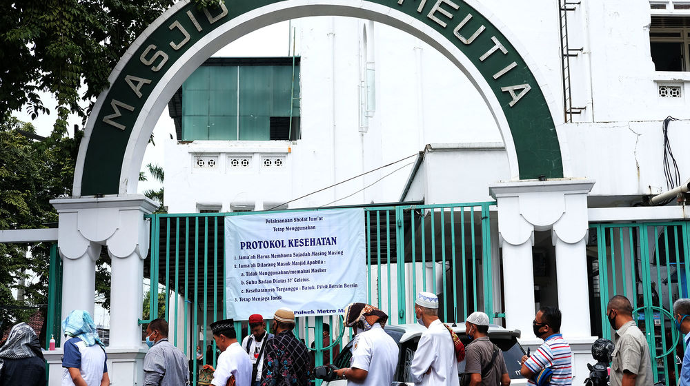 <p>Umat Muslim mengantre untuk mengambil air wudhu dan pengecekan suhu tubuh sebelum memasuki area Masjid untuk mengikuti ibadah sholat Jum’at di Masjid Cut Meutia, Menteng, Jakarta, Jum’at 5 Juni 2020. Masjid Cut Meutia kembali menyelenggarakan ibadah sholat Jumat dengan menerapkan protokol kesehatan pencegahan COVID-19 dimana jumlah jamaah yang mengikuti ibadah dibatasi, pengecekan suhu tubuh, wajib [&hellip;]</p>
