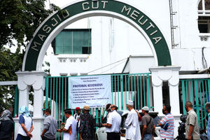 <p>Umat Muslim mengantre untuk mengambil air wudhu dan pengecekan suhu tubuh sebelum memasuki area Masjid untuk mengikuti ibadah sholat Jum’at di Masjid Cut Meutia, Menteng, Jakarta, Jum’at 5 Juni 2020. Masjid Cut Meutia kembali menyelenggarakan ibadah sholat Jumat dengan menerapkan protokol kesehatan pencegahan COVID-19 dimana jumlah jamaah yang mengikuti ibadah dibatasi, pengecekan suhu tubuh, wajib [&hellip;]</p>

