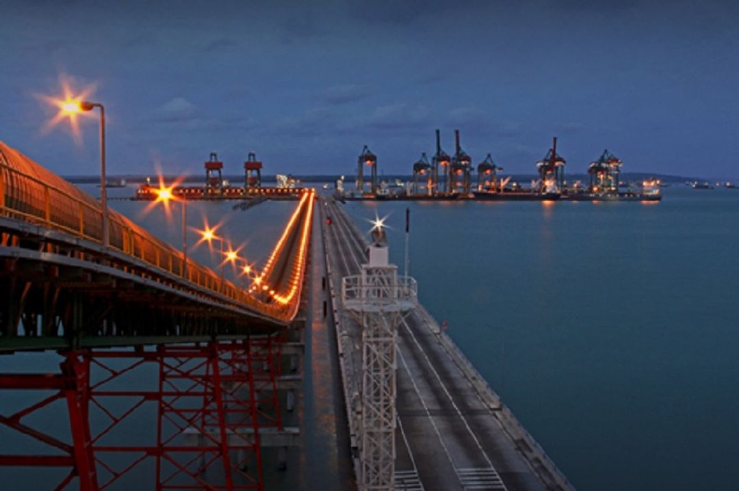 Terminal Teluk Lamong di Jawa Timur yang dimiliki oleh Pelindo III.  
