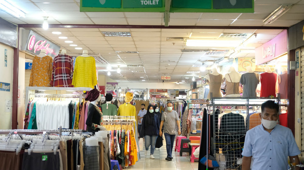 <p>Pengunjung melintas diantara kios pedagang di pusat perbelanjaan Thamrin City, Jakarta Pusat, Senin 15 Juni 2020. Mal Thamrin City yang merupakan bagian dari Agung Podomoro Group ini mulai mengoperasikan kembali mal dan Trade Mal, dengan mengikuti protokol kesehatan yang di tetapkan pemerintah. Termasuk dengan pembatasan jam operasional dan jumlah pengunjung. Foto: Ismail Pohan/TrenAsia</p>
