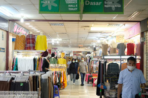 <p>Pengunjung melintas diantara kios pedagang di pusat perbelanjaan Thamrin City, Jakarta Pusat, Senin 15 Juni 2020. Mal Thamrin City yang merupakan bagian dari Agung Podomoro Group ini mulai mengoperasikan kembali mal dan Trade Mal, dengan mengikuti protokol kesehatan yang di tetapkan pemerintah. Termasuk dengan pembatasan jam operasional dan jumlah pengunjung. Foto: Ismail Pohan/TrenAsia</p>
