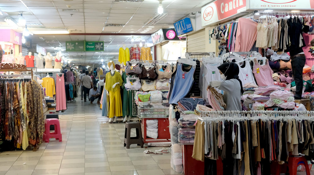 <p>Pekerja mempersiapkan kiosnya di pusat Thamrin City, Jakarta Pusat, Senin 15 Juni 2020. Mal Thamrin City yang merupakan bagian dari Agung Podomoro Group ini mulai mengoperasikan kembali mal dan Trade Mal, dengan mengikuti protokol kesehatan yang di tetapkan pemerintah. Termasuk dengan pembatasan jam operasional dan jumlah pengunjung. Foto: Ismail Pohan/TrenAsia</p>
