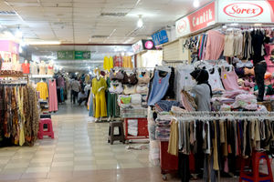 <p>Pekerja mempersiapkan kiosnya di pusat Thamrin City, Jakarta Pusat, Senin 15 Juni 2020. Mal Thamrin City yang merupakan bagian dari Agung Podomoro Group ini mulai mengoperasikan kembali mal dan Trade Mal, dengan mengikuti protokol kesehatan yang di tetapkan pemerintah. Termasuk dengan pembatasan jam operasional dan jumlah pengunjung. Foto: Ismail Pohan/TrenAsia</p>
