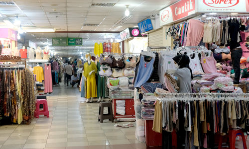 <p>Pekerja mempersiapkan kiosnya di pusat Thamrin City, Jakarta Pusat, Senin 15 Juni 2020. Mal Thamrin City yang merupakan bagian dari Agung Podomoro Group ini mulai mengoperasikan kembali mal dan Trade Mal, dengan mengikuti protokol kesehatan yang di tetapkan pemerintah. Termasuk dengan pembatasan jam operasional dan jumlah pengunjung. Foto: Ismail Pohan/TrenAsia</p>
