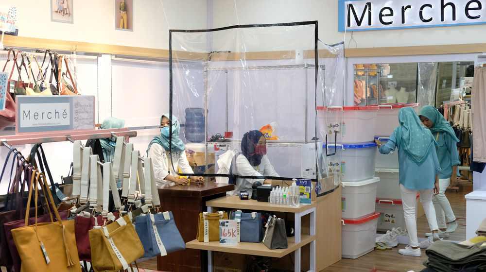 <p>Pekerja beraktivitas di salah satu tenant pusat perbelanjaan Thamrin City, Jakarta Pusat, Senin 15 Juni 2020. Mal Thamrin City yang merupakan bagian dari Agung Podomoro Group ini mulai mengoperasikan kembali mal dan Trade Mal, dengan mengikuti protokol kesehatan yang di tetapkan pemerintah. Termasuk dengan pembatasan jam operasional dan jumlah pengunjung. Foto: Ismail Pohan/TrenAsia</p>
