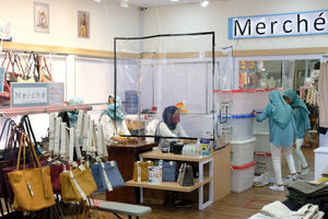 <p>Pekerja beraktivitas di salah satu tenant pusat perbelanjaan Thamrin City, Jakarta Pusat, Senin 15 Juni 2020. Mal Thamrin City yang merupakan bagian dari Agung Podomoro Group ini mulai mengoperasikan kembali mal dan Trade Mal, dengan mengikuti protokol kesehatan yang di tetapkan pemerintah. Termasuk dengan pembatasan jam operasional dan jumlah pengunjung. Foto: Ismail Pohan/TrenAsia</p>
