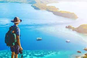 <p>Ilustrasi traveling atau wisata saat COVID-19. / Facebook @TravelokaID</p>
